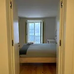 Проживання в сім'ї Luxuoso Quarto Com Banheiro Privativo No Centro De Лісабон